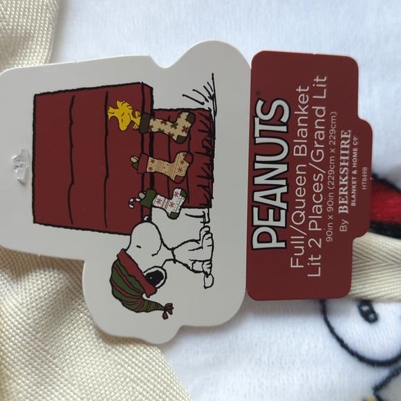 ❌SOLD❌Peanuts 🥜 Winter Snoopy Full / Queen Sized Plush Blanket - Picture 3 of 3